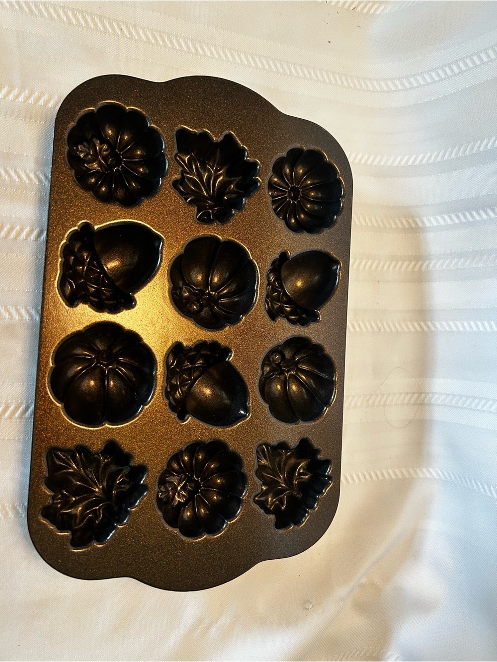 Nordic Ware Autumn Delights Cakelet Baking Pan Kitchen Fall Autumn Cake Cupcake